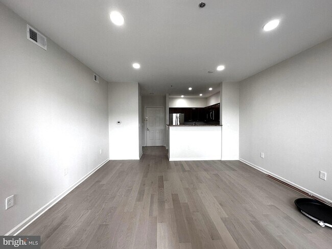 Building Photo - 1645 International Dr