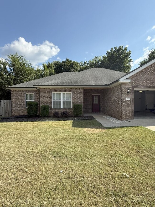 Building Photo - 3 Bedroom 2 Bathroom home. Available NOW!