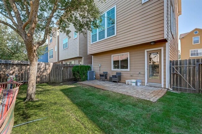 Building Photo - 3216 Clearview Cir