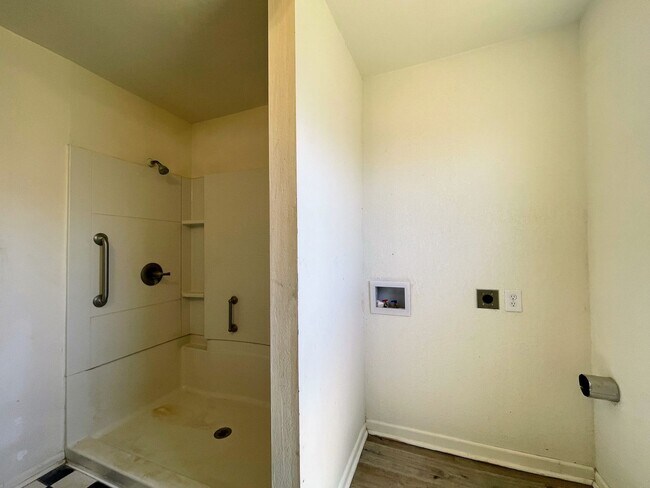 Building Photo - Cozy 3-Bedroom Home with Spacious Front Porch – Perfect for Small Families!