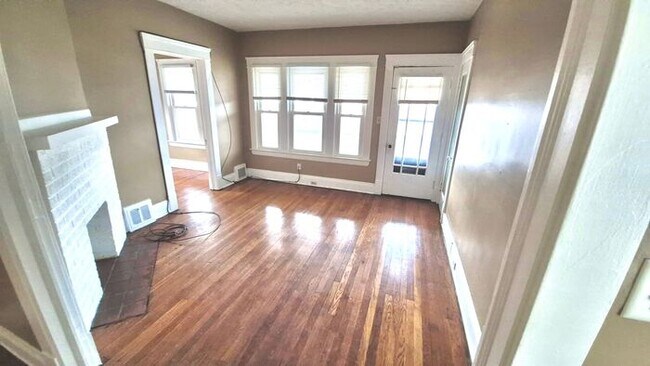 Building Photo - Charming 2 beds 1 baths in Newburg Heights!