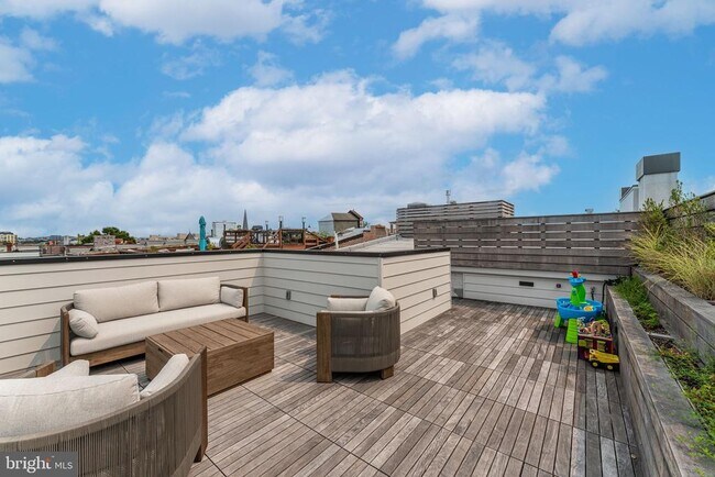 Building Photo - 1327 R St NW