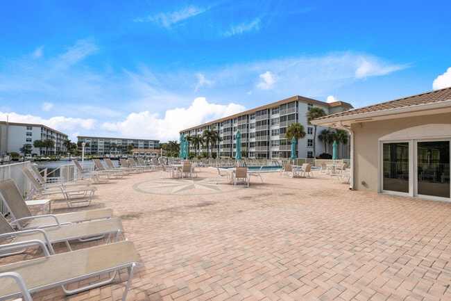 Building Photo - 910 Dogwood Dr