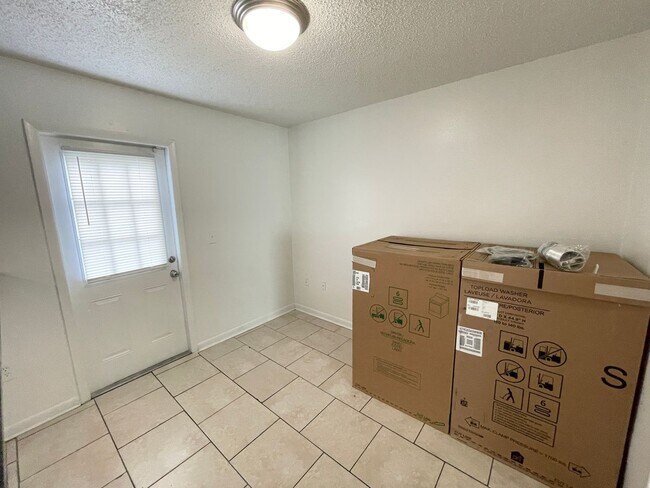 Building Photo - 2 Bed, 1.5 Bath Townhouse- The Reserve Floorplan