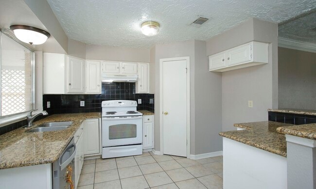 Building Photo - 21306 Park Run Dr