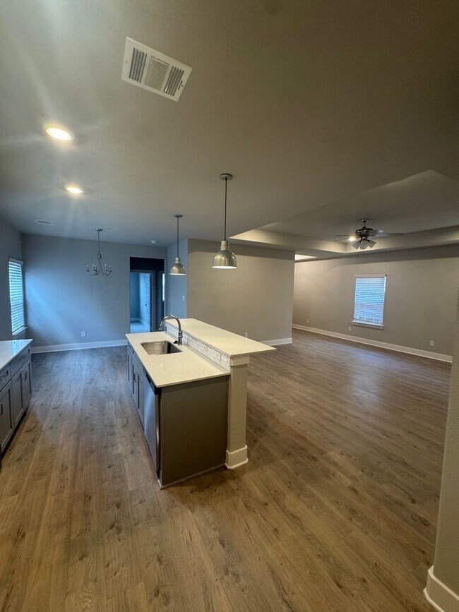 Building Photo - Enclosed Fenced Yard - 3/2/2 - Commuter Friendly