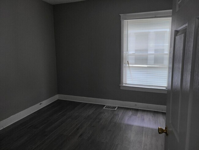 Building Photo - 2 bed 2 bath with bonus areas!  Leasing special- 1/2 month free with paid Security Deposit