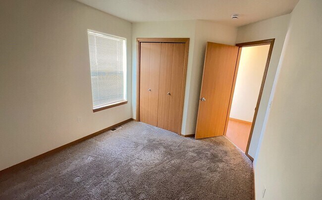 Building Photo - 2 bed 2 bath Duplex in Monmouth