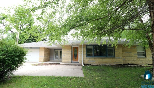 Building Photo - 3 Bedroom Home with Large Basement