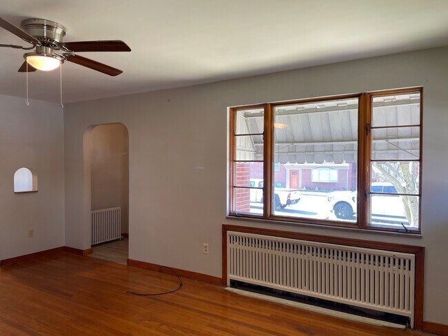 Building Photo - 4517 Lincoln Ave