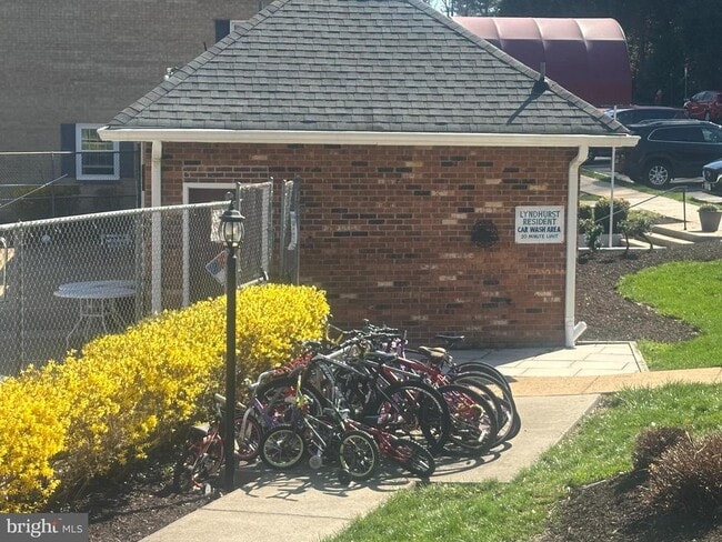 Building Photo - 3945 Lyndhurst Dr