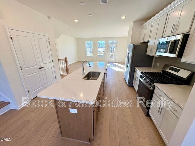 Building Photo - 721 Parc Townes Dr