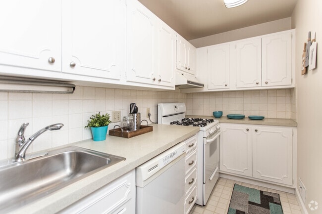 1BR, 1BA - 775 SF - Roxbury Arms
