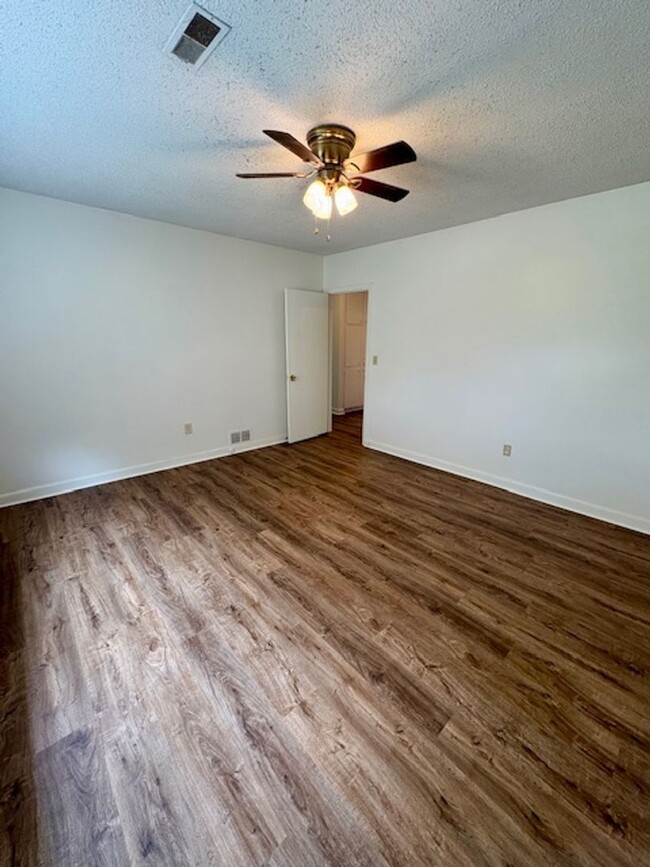 Building Photo - Conveniently Located Two Bedroom Townhome ...