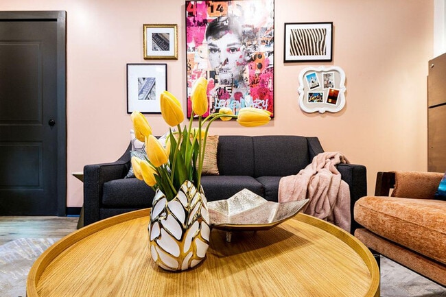 Building Photo - 611 Commerce St