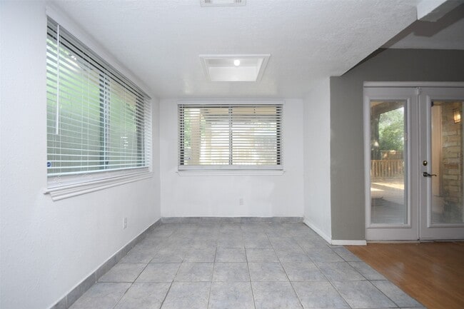 Building Photo - 510 Chambly Dr