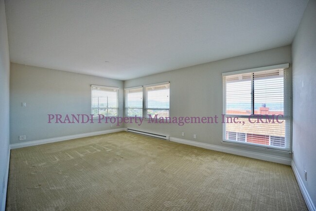 Building Photo - Top Floor, Corner Unit Condo with Panorami...