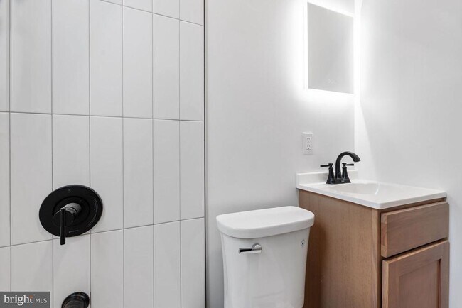 Building Photo - 2224 E Clearfield St