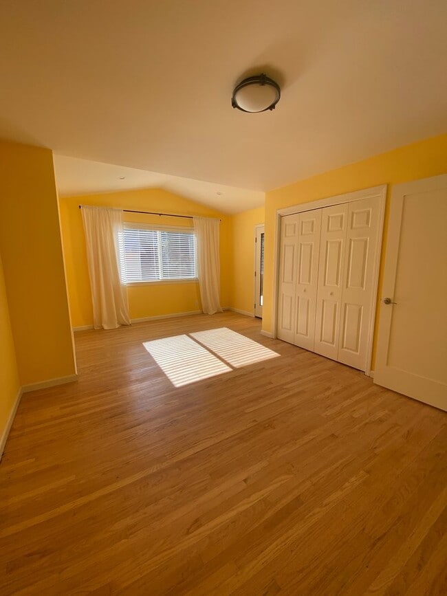 Building Photo - Bright & Cheery 2 Bedroom Home