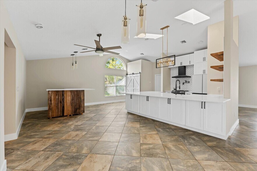 Building Photo - 1021 Corallita Ct