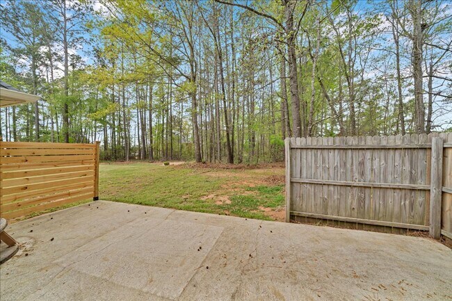 Building Photo - Country Club Living