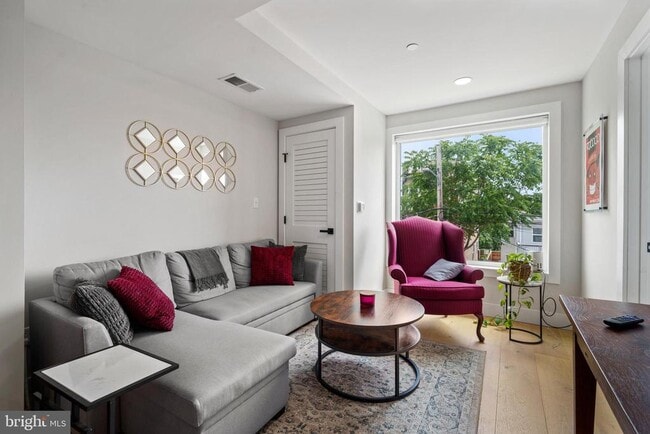 Building Photo - 919 12th St NE