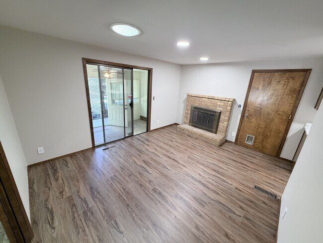 Building Photo - Three Bedroom Home in South Salem