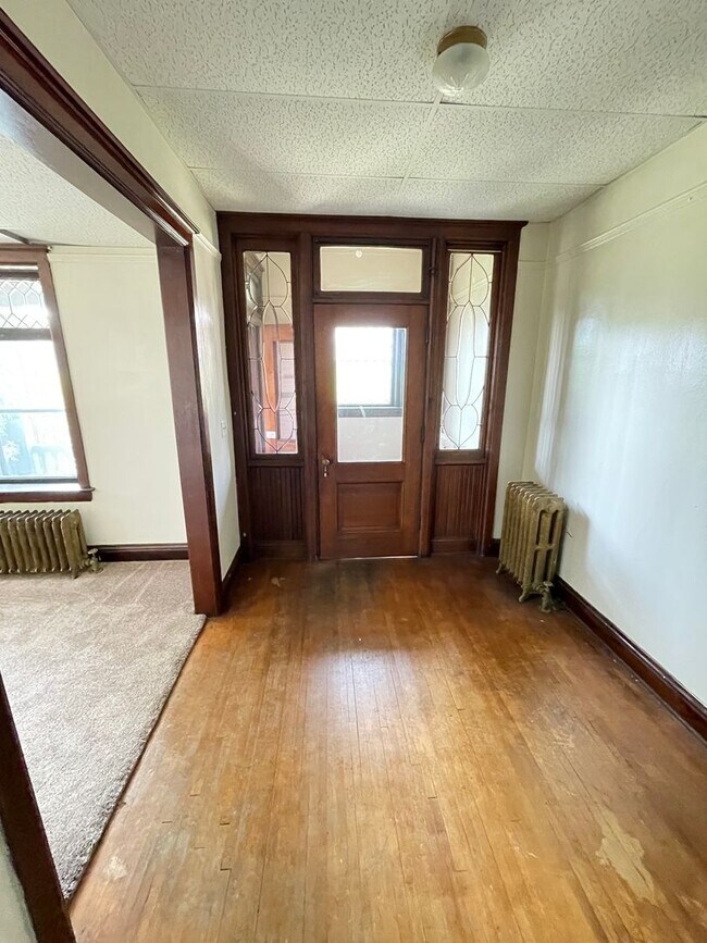 Building Photo - AVAILABLE AUGUST - 2 Bedroom 1 Bath Lower ...