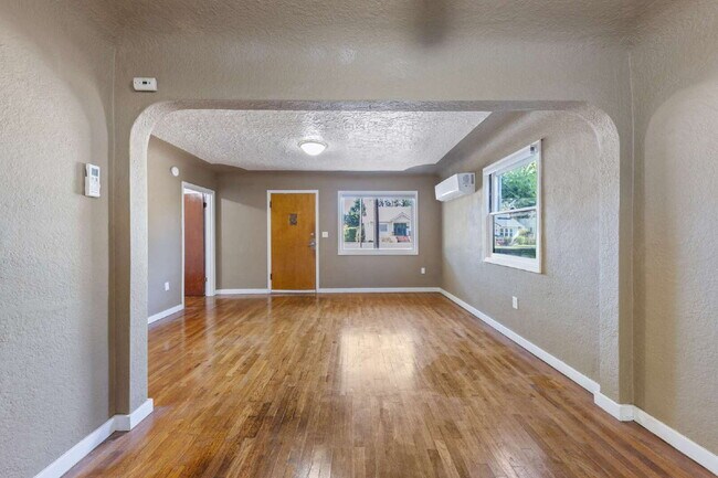 Building Photo - MOVE IN SPECIALCharming 2 bedroom duplex