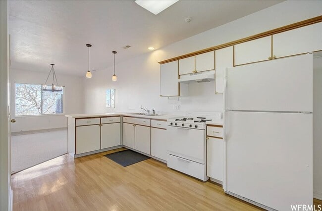 Building Photo - Large 6 Bedroom Home, 3 Car Garage, Gorgeo...