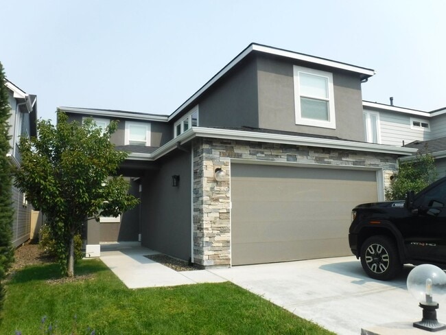 Primary Photo - Spectacular newer 3 bed 2.5 bath custom ho...