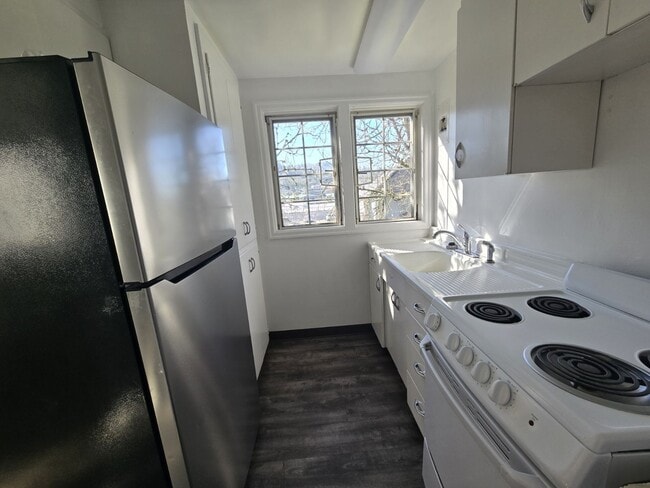 Building Photo - 447 NE Winchester St