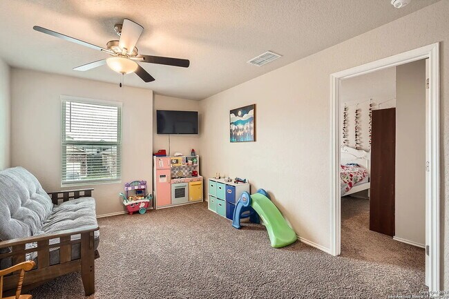 Building Photo - Spacious 4 Bedroom with Primary Suite Downstairs!