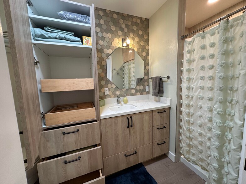 Bathroom 1 - 1490 Ash St