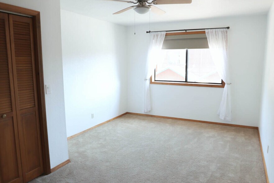Guest bedroom view from doorway - 4005 Lake Mary Rd
