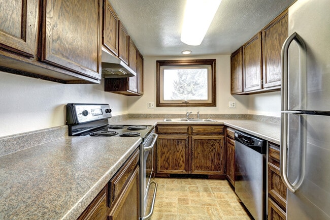 Building Photo - Unique, Rustic, and Spacious Living! Walk ...