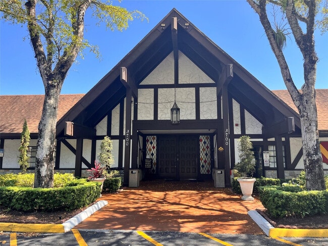 Building Photo - 3670 Inverrary Dr