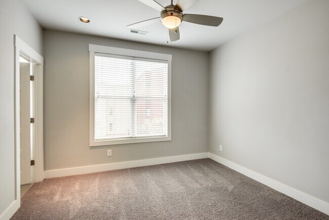 Building Photo - 3BR/3.5BA is Right Size, Right Price, and Right Nice at 8th & Wedgewood!!!
