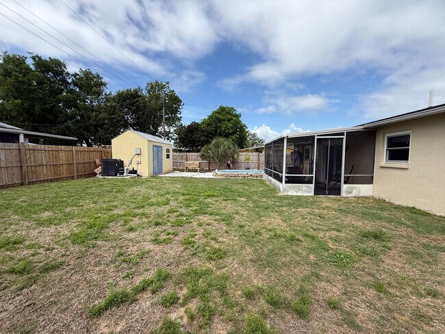 Building Photo - Spacious 4-bedroom, 2-bath pool home