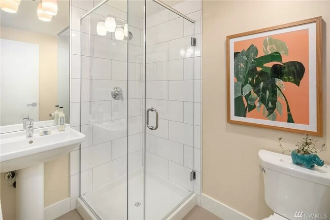 Building Photo - Stunning 2 Bed 3 Bath Home in Queen Anne