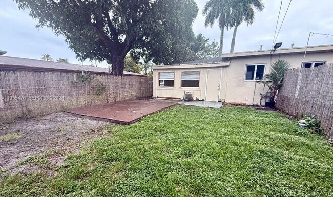 Building Photo - 905 NE 7th St