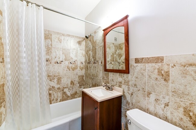Building Photo - Spacious & Bright Studio at River Place East