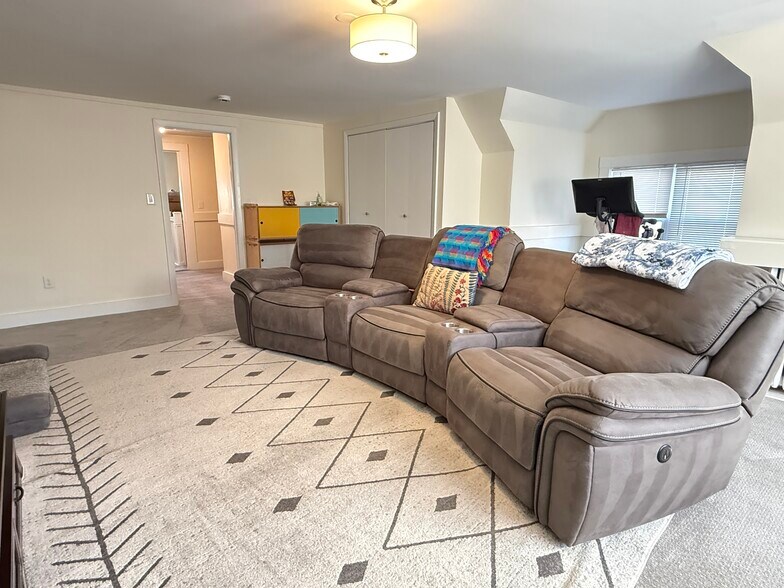 Building Photo - 162 Babcock St