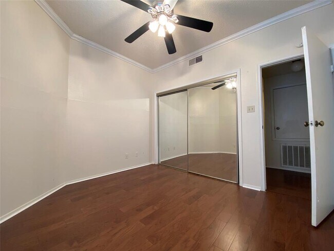 Building Photo - 921 Marine St