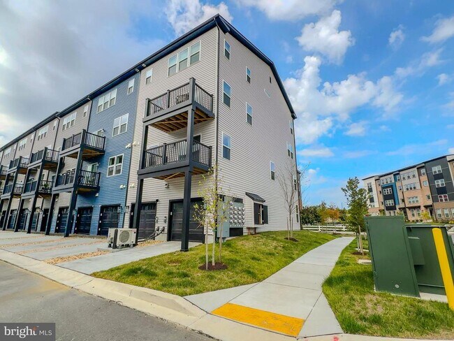 Building Photo - 10001 -B American Pharoah Ln