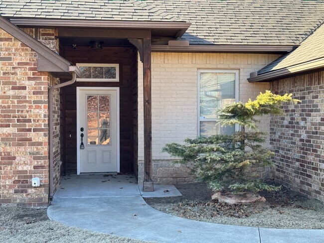 Building Photo - Spacious & Modern Home - 10 Minutes from Tinker AFB!