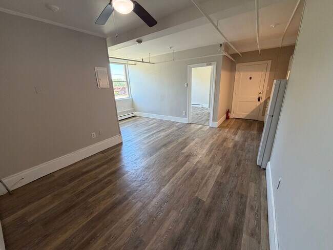 Building Photo - 423 Pelham St