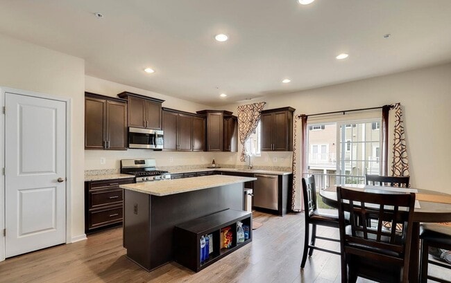 Building Photo - 8355 Daydream Cres