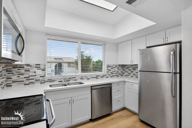 Building Photo - Stylish 2Bdm 1Ba Apartment with Fireplace in Phoenix - MI Special!