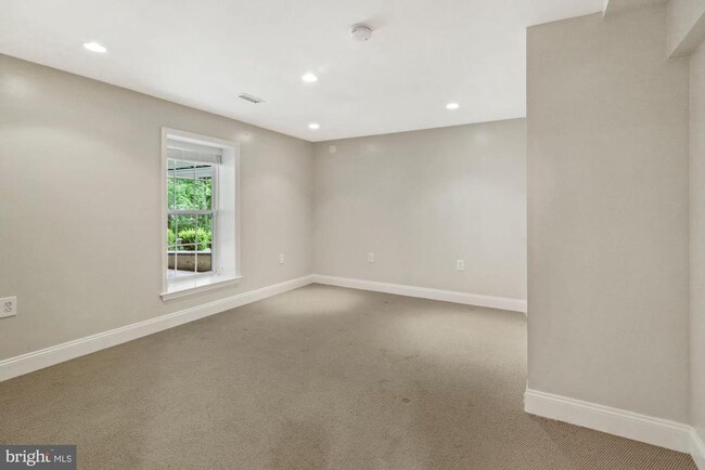Building Photo - 6212 Lilac Bush Ln